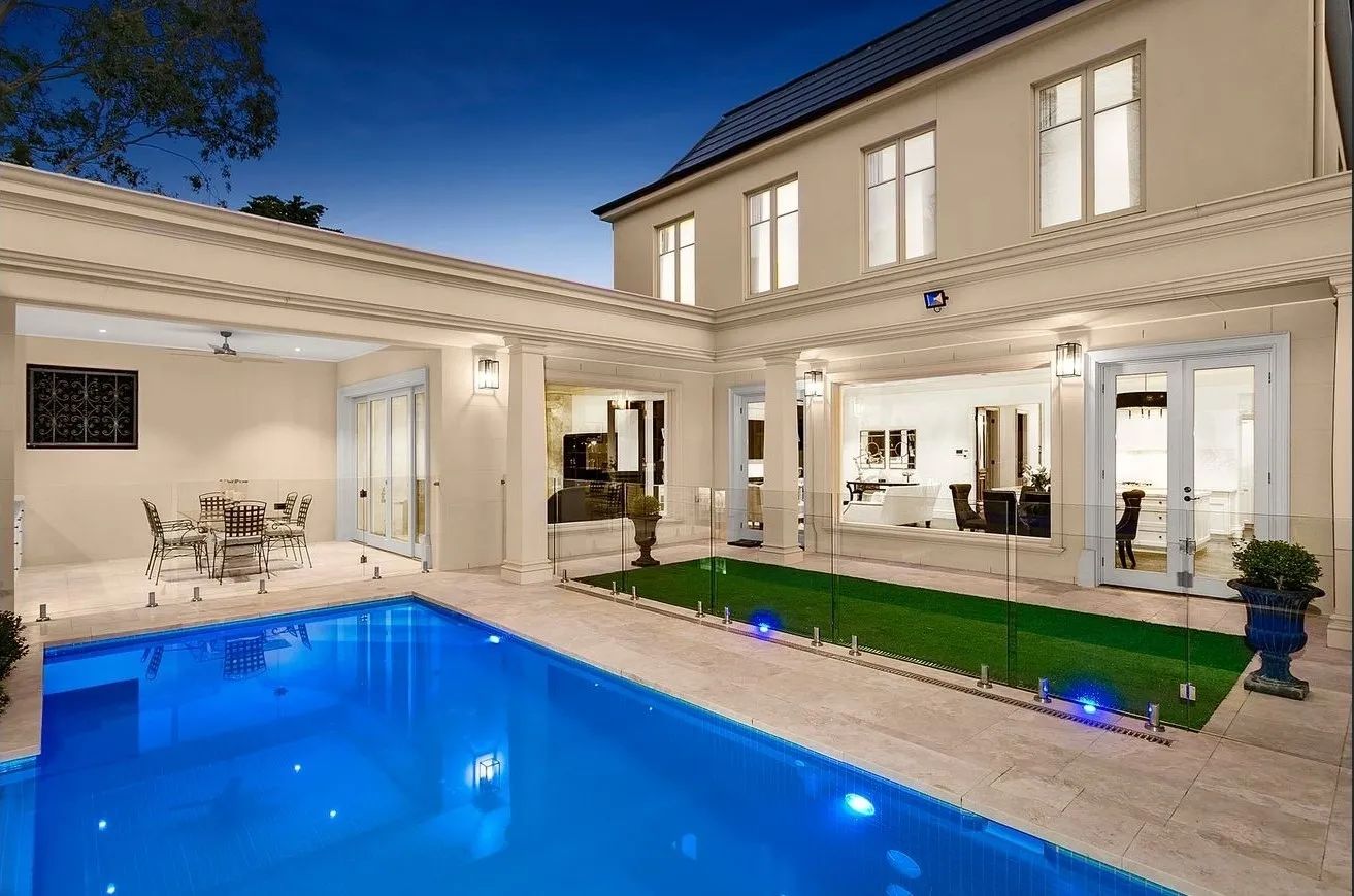 Courtyard pool and rear elevation of the completed Camberwell Residence I